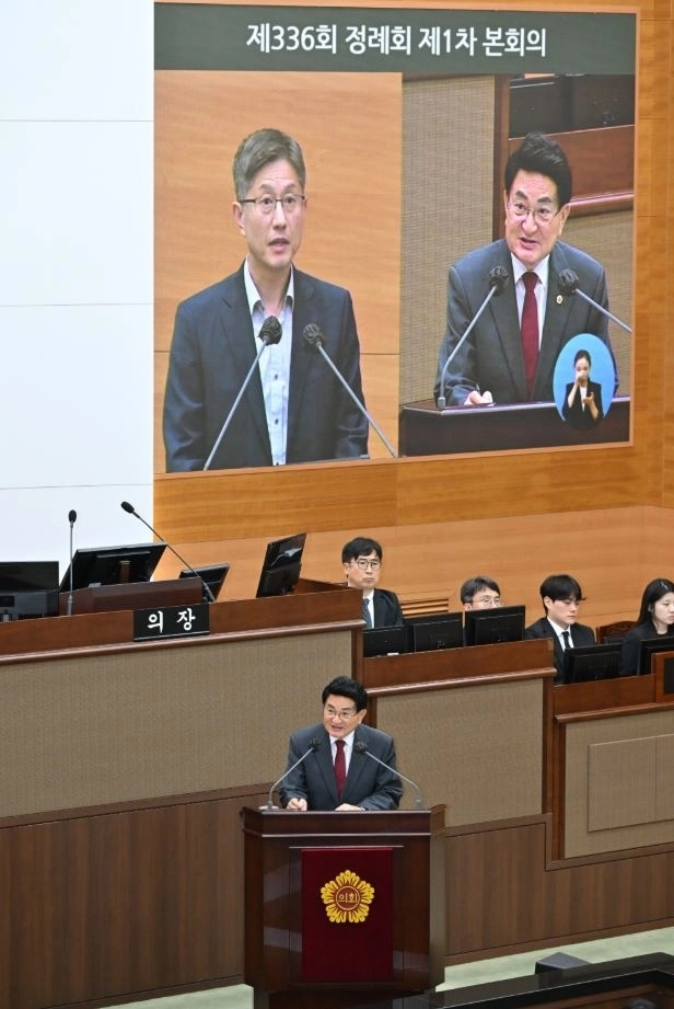 지난 11일 제336회 서울시의회 정례회 본회의 시정질문에서 최진석 서울시 주택실장에게 질의하는 홍국표 의원. 서울시의회 제공