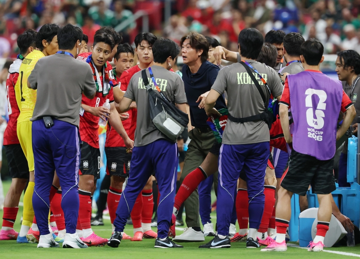 홍명보 축구대표팀 감독이 12일(한국시간) 멕시코 사포판 과달라하라 스타디움에서 열린 2026 북중미 월드컵 A조 1차전 한국과 체코의 경기 도중 하이드레이션 브레이크 때 작전을 지시하고 있다. 2026.6.12 사포판 연합뉴스
