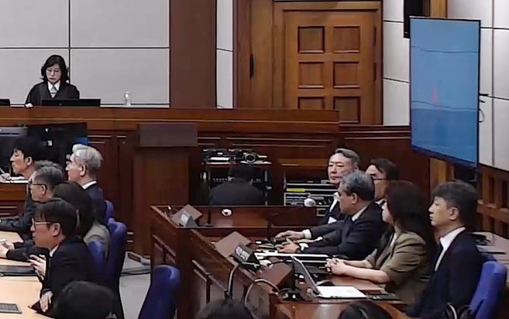 윤석열 전 대통령이 12일 서울 서초구 서울중앙지방법원에서 열린 일반이적 및 직권남용권리행사방해 혐의 사건 1심 선고 공판에 출석해 있다. 서울중앙지법 형사합의36부(부장 이정엽)는 이날 윤 전 대통령에게 징역 30년을 선고했다.  서울중앙지법 제공