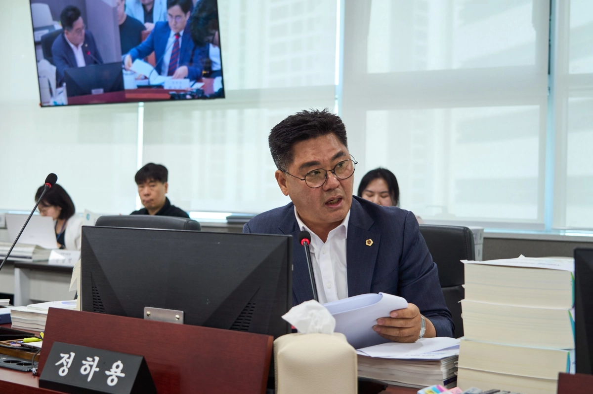 ▲ 정하용 의원이 2025회계연도 결산심사에서 보조사업 정산 지연 및 노동복지센터 공유재산 무단점유에 대한 집행부의 철저한 관리 감독을 촉구하고 있다. (사진=경기도의회)