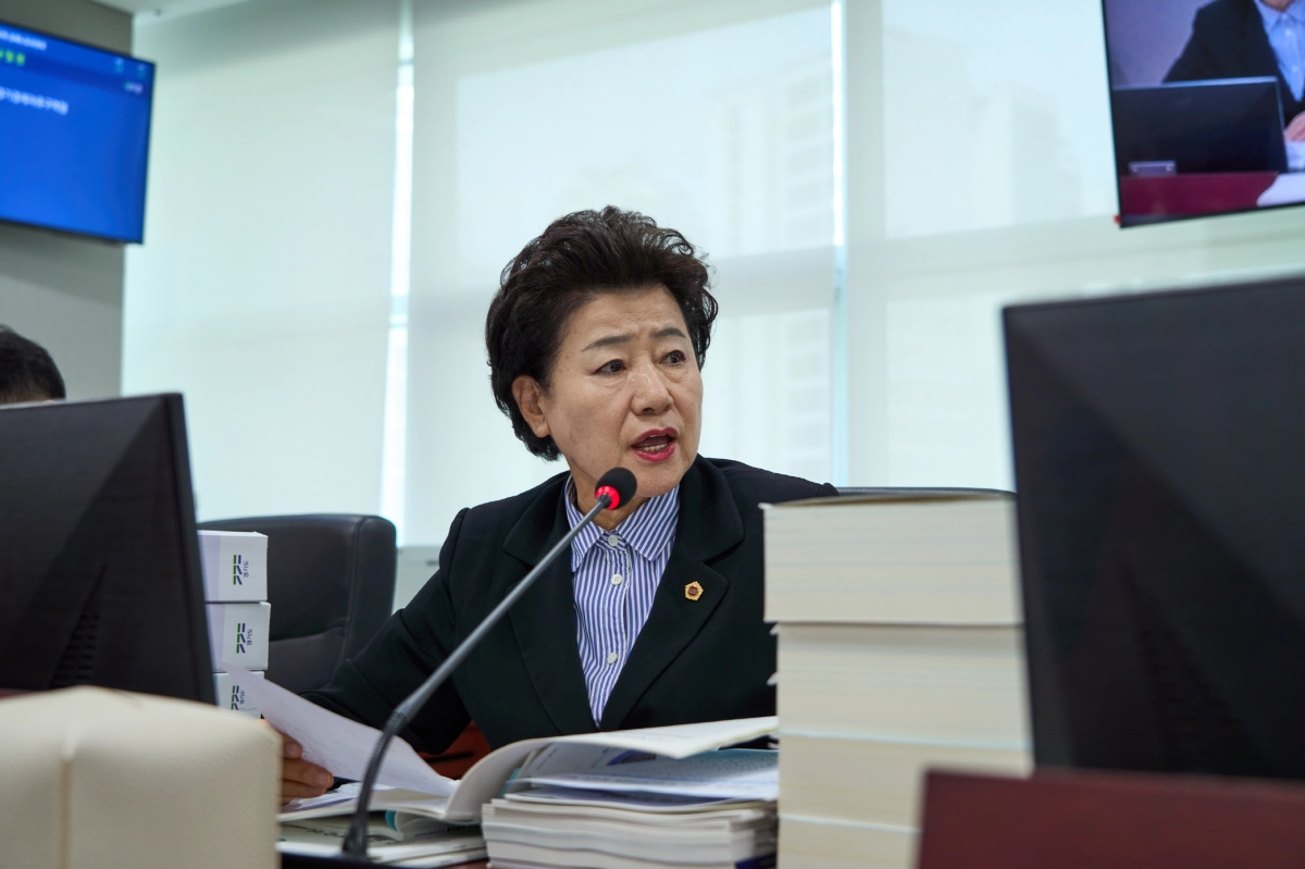 ▲ 남경순 의원이 경제실 소관 결산 심사에서 ‘지역화폐 발행 지원’ 사업에서 발생한 192억 원 규모의 예산 불용 사태와 관련해 집행부의 무책임한 재정 운용을 질타하고 있다. (사진=경기도의회)