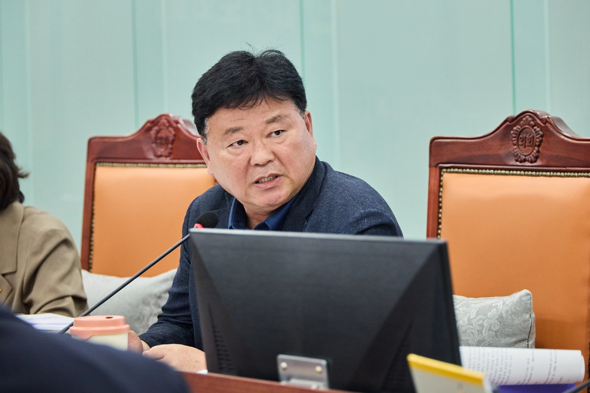 ▲ 성기황 의원이 제391회 정례회 조례안 심사에서 군포의왕교육지원청 분리에 따른 적정 청사 부지 규모와 일률적인 시설 가이드라인 마련을 촉구하고 있다. (사진=경기도의회)