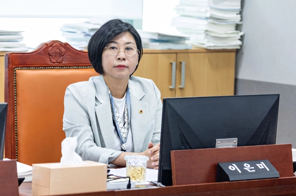 ▲ 이은미 의원이 경기도 소방재난본부 소관 결산심사에서 안산지역 소방 인프라 현황을 점검하며 수암119안전센터의 조속한 인력 확충과 지연된 안산소방서 이전사업의 행정 절차 정상화를 촉구하고 있다. (사진=경기도의회)