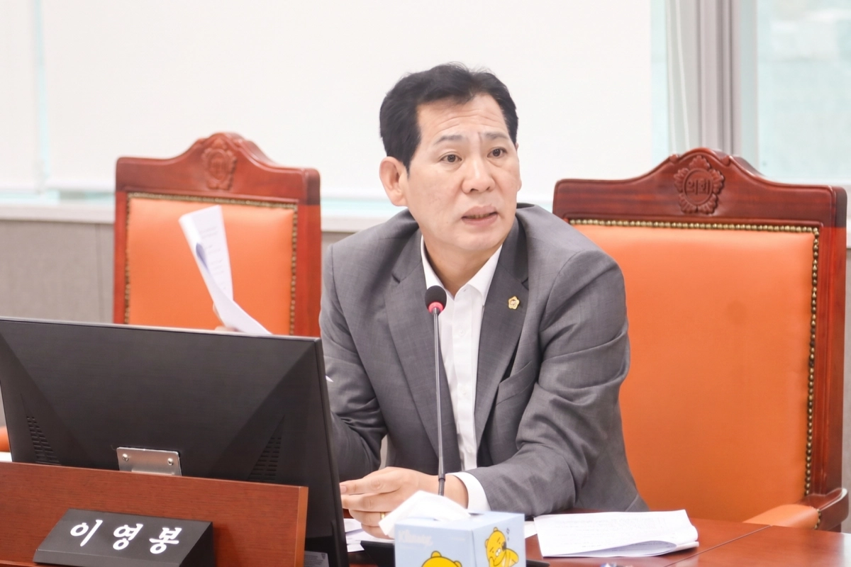 ▲ 이영봉 의원이 경기도소방재난본부 소관 결산심사에서 소방공무원 PTSD 전담 치유 시설 조성과 경기 북부 재난 물자 비축기지 신설의 당위성을 피력하고 있다. (사진=경기도의회)
