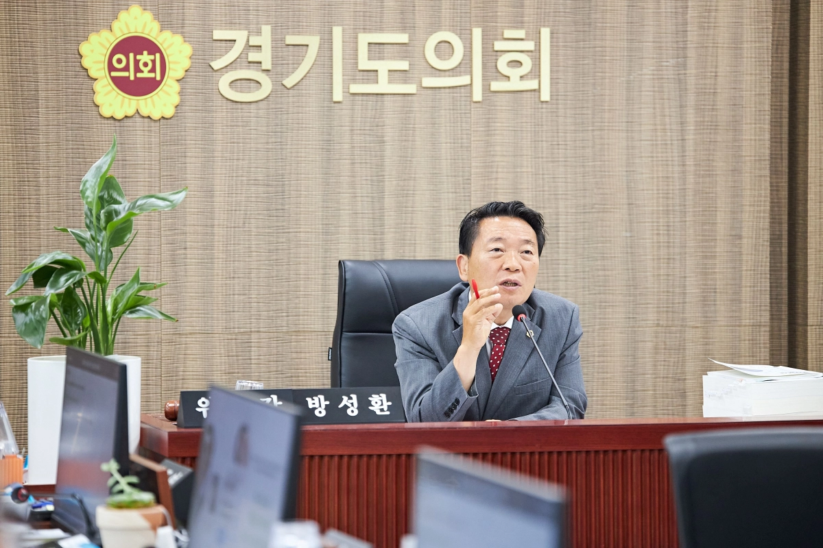 ▲ 경기도의회 농정해양위원회 방성환 위원장이 제391회 정례회 결산심의에서 축산동물복지국과 농업기술원을 대상으로 미래농업 투자 확대의 당위성을 피력하고 있다. (사진=경기도의회)