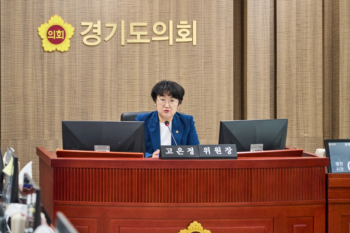 ▲ 고은정 위원장이 사회혁신경제국 소관 결산 심사에서 대기업 중심의 ESG 지표가 지닌 한계를 지적하며 도내 소규모 사회적경제 조직을 위한 간소화 가이드라인 개발을 촉구하고 있다. (사진=경기도의회)