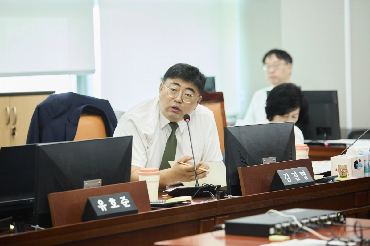 ▲ 김진명 의원이 미래평생교육국 소관 결산심사에서학생 교복지원 사업의 선택권 제한 문제와 학교사회복지사의 고용 불안 실태를 지적하며 질적 행정 쇄신을 촉구하고 있다. (사진=경기도의회)