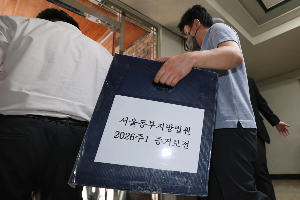 지난 10일 동부지법 관계자들이 서울 송파구 잠실7동 투표소에서 현장검증을 마친 뒤 이동하고 있다. 도준석 전문기자