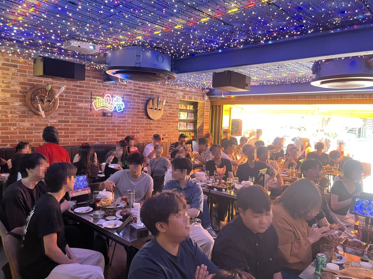 BBQ 홍대입구점 매장에 고객들이 가득 찬 모습. 제너시스BBQ 제공