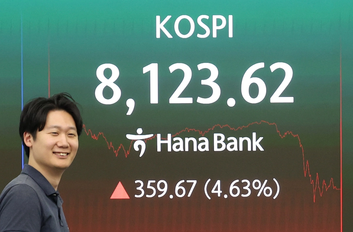 12일 서울 중구 하나은행 딜링룸 현황판에 코스피가 표시되고 있다. 이날 코스피는 전날보다 359.67포인트(4.63%) 오른 8123.62로, 코스닥지수는 32.12포인트(3.22%) 오른 1029.05로 마감했다. 연합뉴스