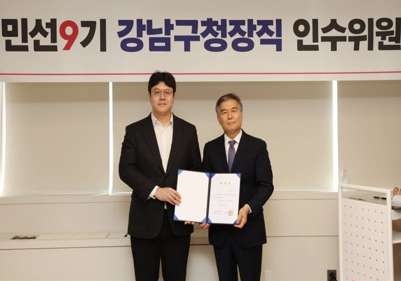 인수위원 위촉장 받고 있는 김동욱 의원(왼쪽). 김동욱 의원실 제공