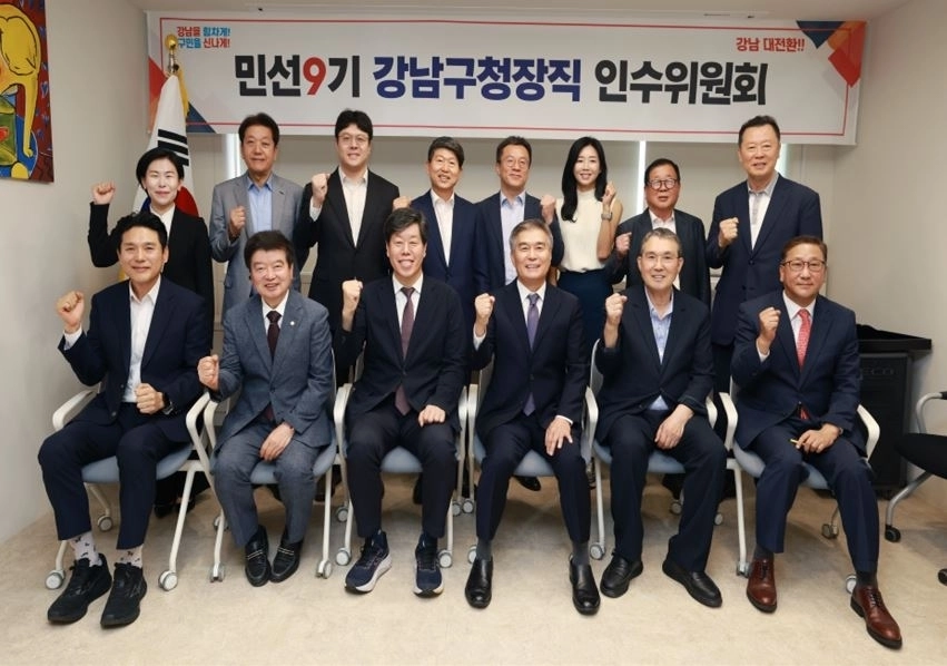 인수위원들과 함께 하고 있는 김동욱 의원(두 번째 줄 왼쪽에서 세 번째). 김동욱 의원실 제공