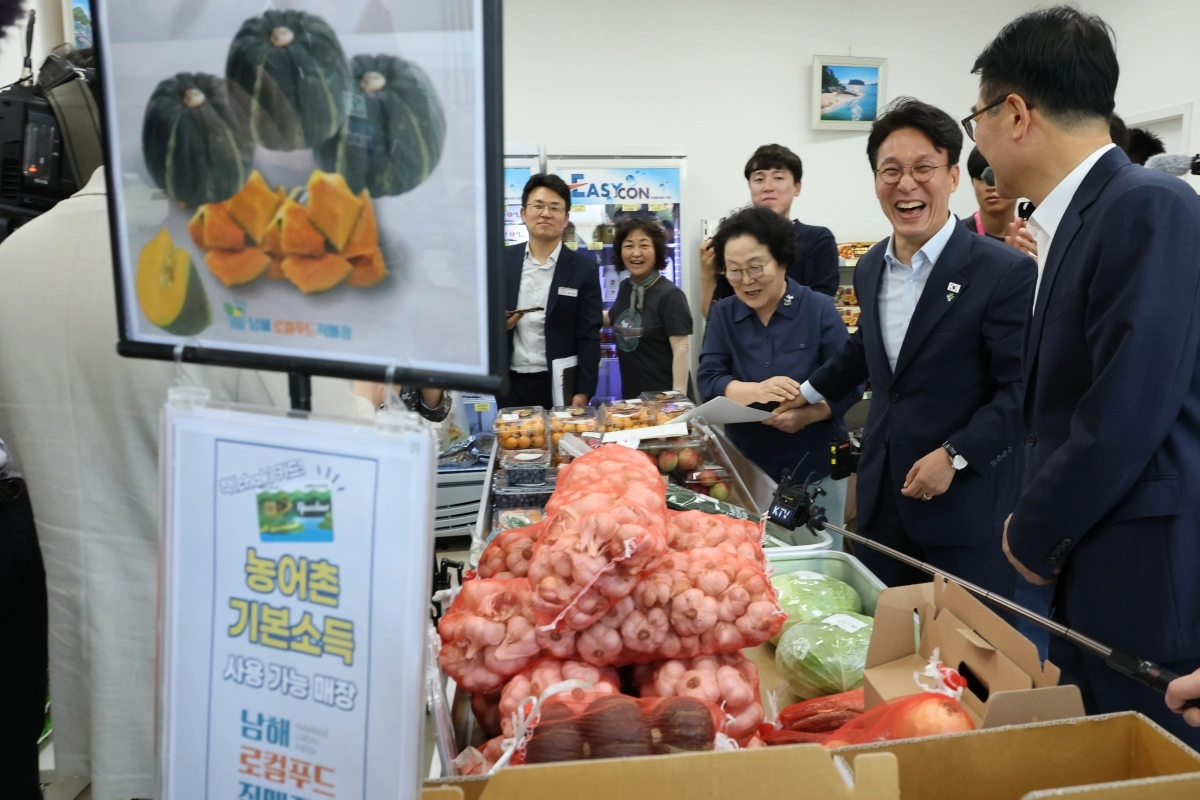 김민석 총리, 농어촌 기본소득 사업 현장 점검