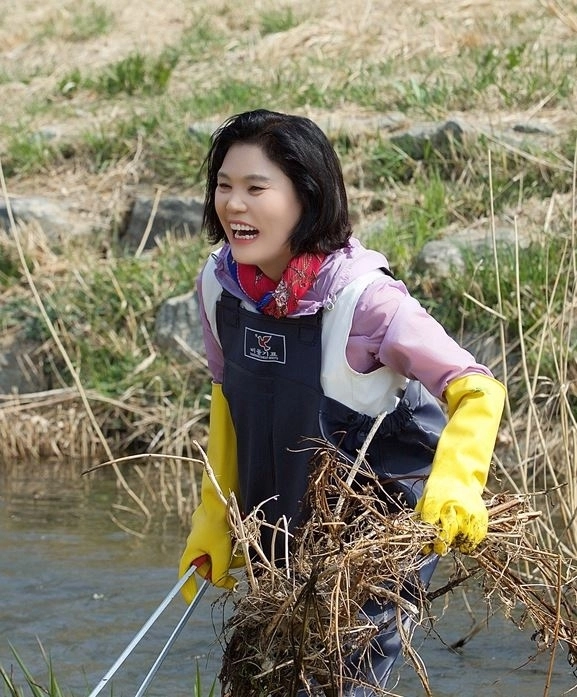 박춘선 시의원이 고덕천 일대에서 환경정화 활동을 펼치고 있다.