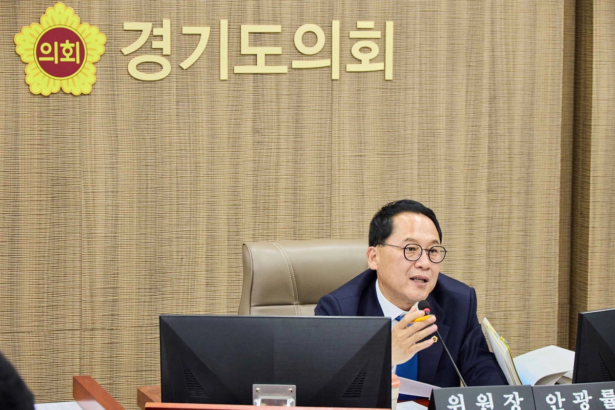 ▲ 경기도의회 교육기획위원회 안광률 위원장이 제391회 정례회 결산 및 추가경정예산안 심사에서 경기도교육청의 고질적인 사고이월 및 기금 고갈 문제를 지적하며 재정운용 틀의 전면적 쇄신을 촉구하고 있다. (사진=경기도의회)