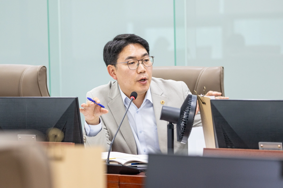 ▲ 문승호 의원이 제391회 정례회 경기도교육청 추가경정예산안 심사에서 영어회화전문강사 등 소외 직군의 근로 여건 개선과 책임 행정을 촉구하고 있다. (사진=경기도의회)