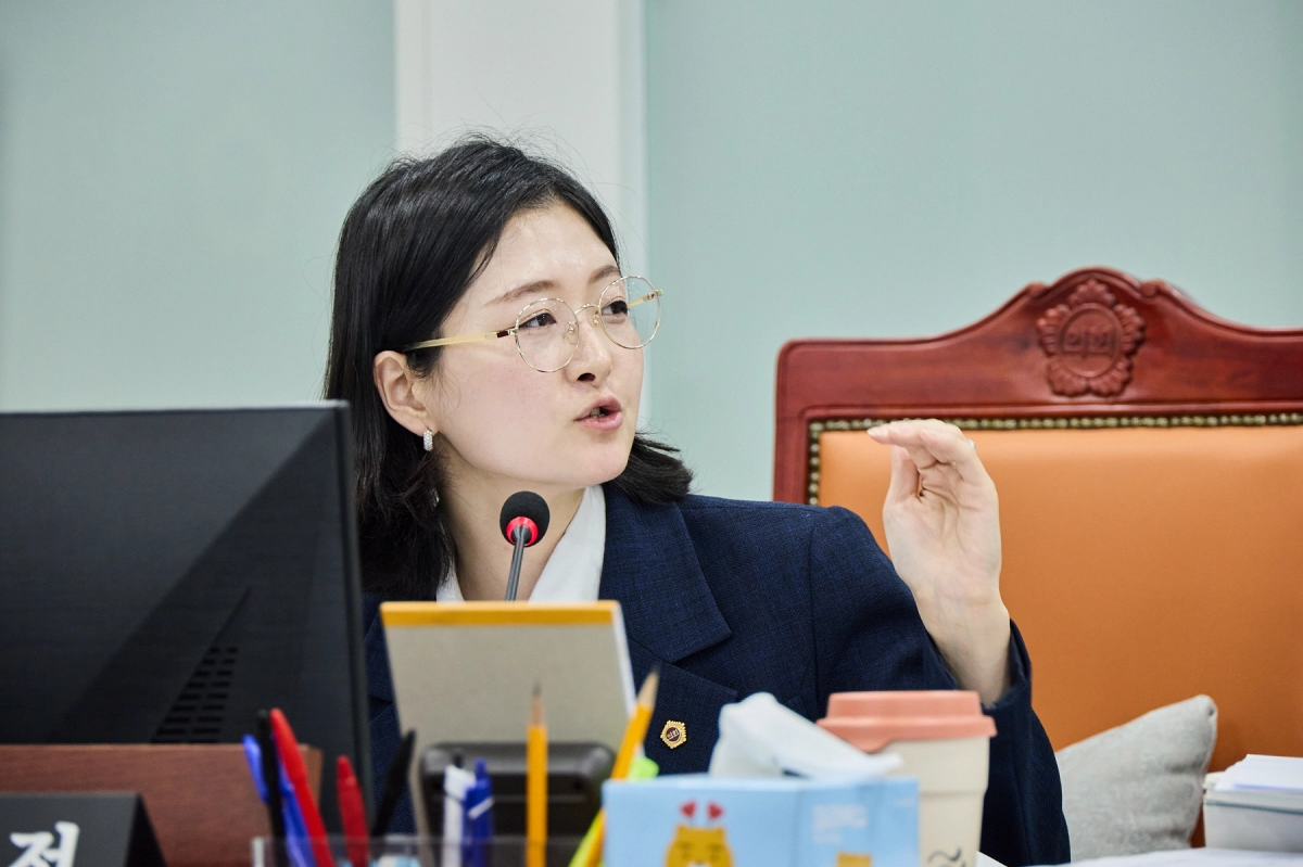 ▲ 경기도의회 교육기획위원회 장윤정 부위원장이 경기도교육청 소관 결산 및 추가경정예산안 심사에서 세출예산 절감 위주로 편성된 예산유보액 운영의 문제점을 지적하고 적기 집행을 촉구하고 있다. (사진=경기도의회)