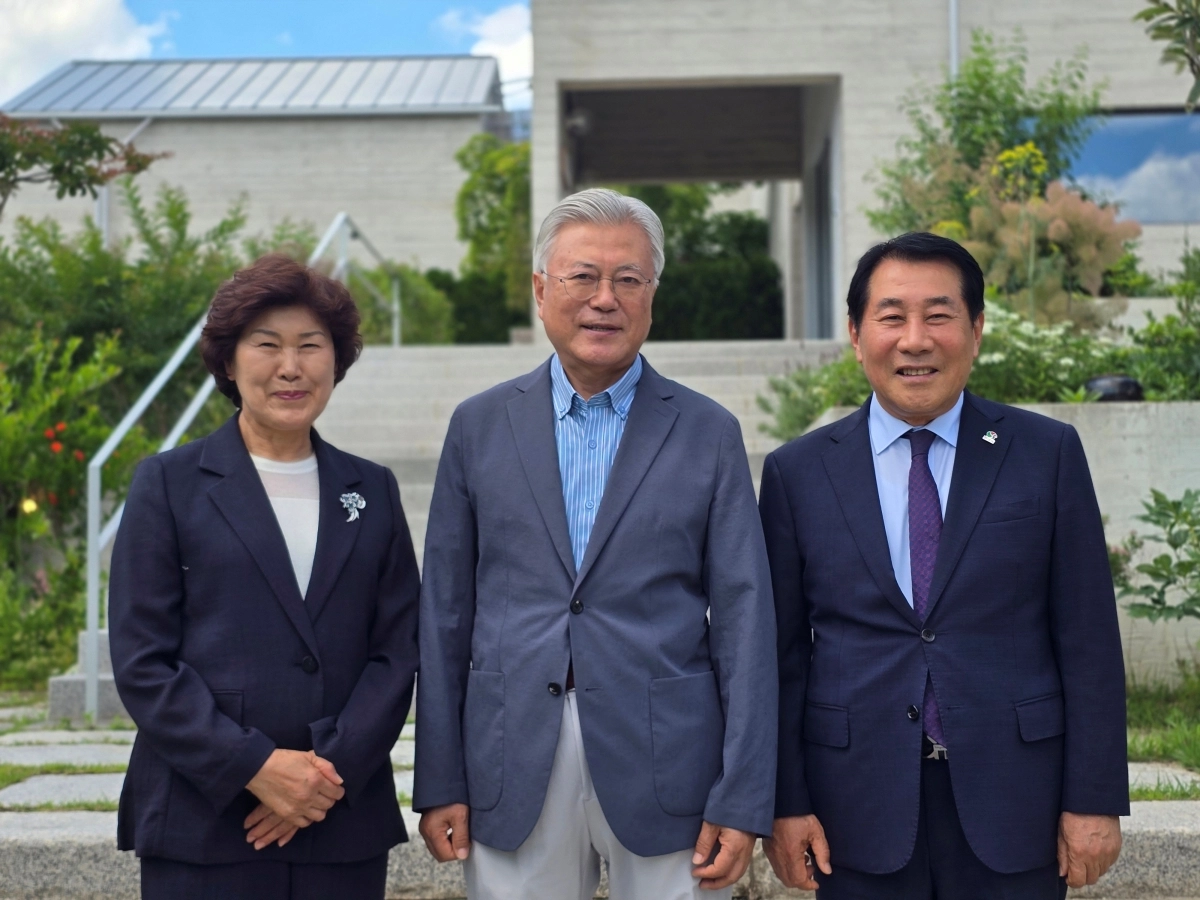 문재인 전 대통령과 나동연 양산시장 부부. 2026.6.12. 양산시 제공