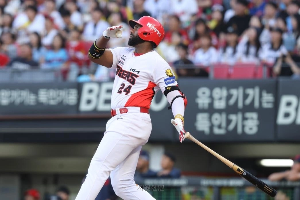 KIA 타이거즈의 외국인 타자 아데를린 로드리게스가 4일 광주 기아챔피언스필드에서 열린 KIA와 롯데 자이언츠의 경기에서 5-0으로 앞선 5회말 통산 10호 홈런을 날리고 있다. 2026.6.4 KIA 타이거즈 제공