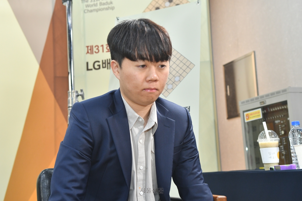 신민준 9단이 12일 전북 전주시 한옥호텔 왕의지밀에서 열린 제31회 LG배 4강에서 중국의 양카이원 9단을 상대하고 있다. 2026.6.12 한국기원 제공