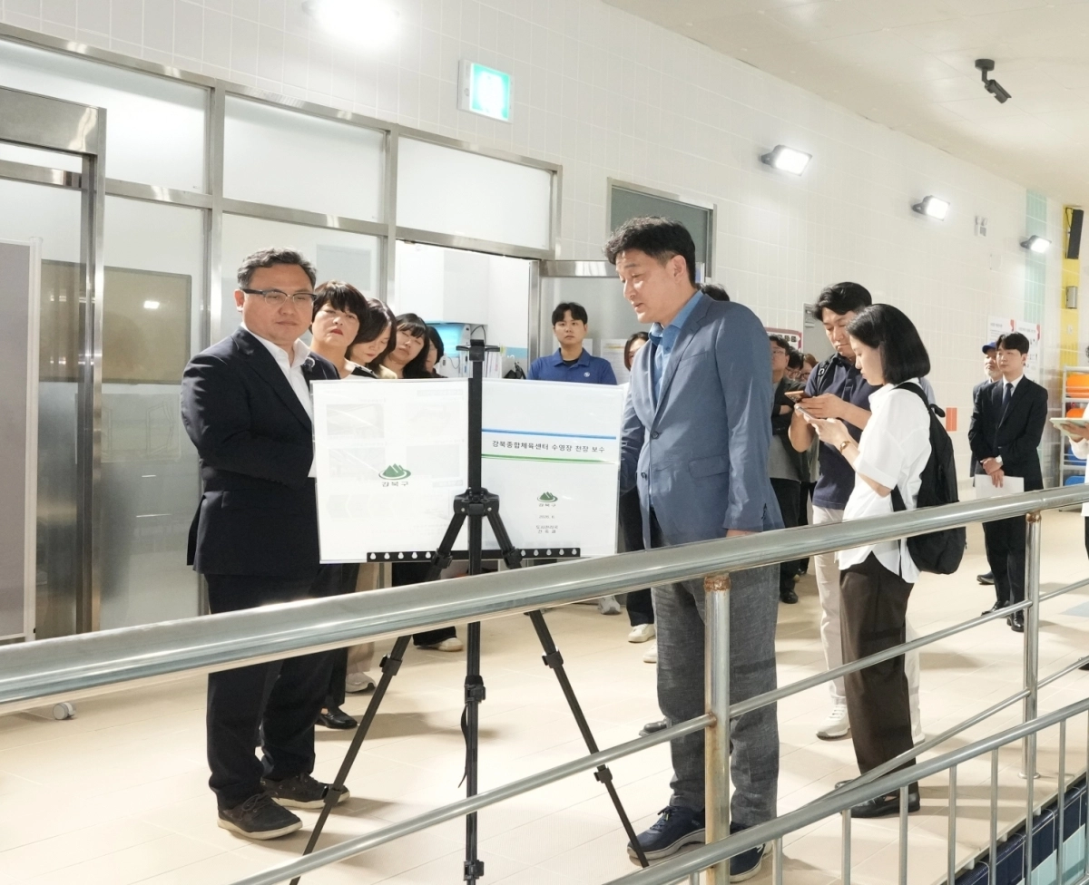 정창수(왼쪽 첫 번째) 강북구청장 당선인이 서울 미아동 12일 강북종합체육센터 지하 2층 수영장 공사 현장에서 구청 관계자의 설명을 듣고 있다. 강북구 제공