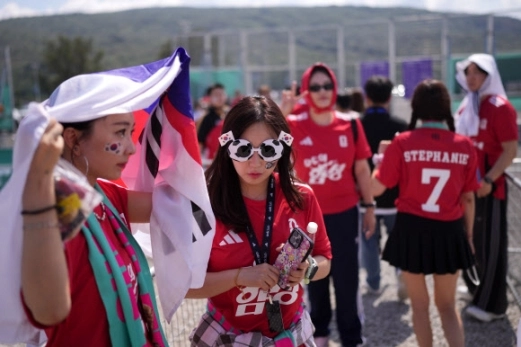 11일(현지시간) 멕시코 과달라하라 스타디움에서 열리는 ‘2026 북중미 월드컵’ A조 한국과 체코의 경기를 앞두고 한국팬들이 경기장 밖에서 입장을 기다리고 있다.<br>AP 연합뉴스