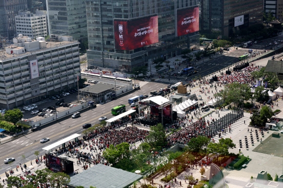 12일 오전 축구 국가대표팀의 2026 북중미 월드컵 첫 경기인 체코전을 앞두고 서울 광화문 광장에서 거리 응원이 열리고 있다. 2026.6.12 <br>연합뉴스