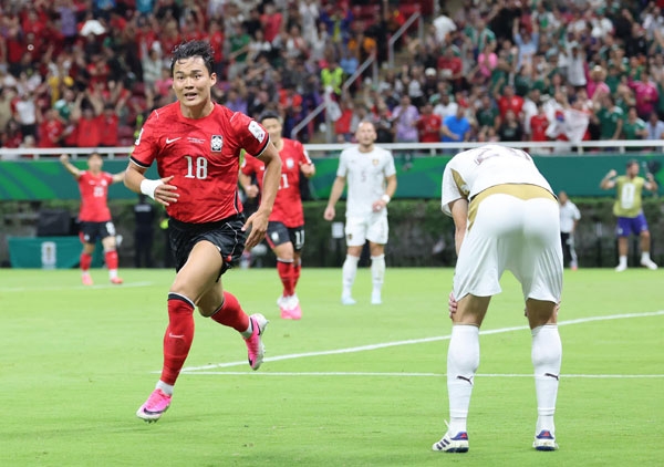 대한민국 축구국가대표팀 오현규가 11일(현지시간) 멕시코 할리스코주 사포판 과달라하라 스타디움에서 열린 2026 북중미 월드컵 A조 조별리그 1차전 대한민국과 체코의 경기에서 역전골을 넣고 환호하고 있다. 2026.6.12<br>뉴스1