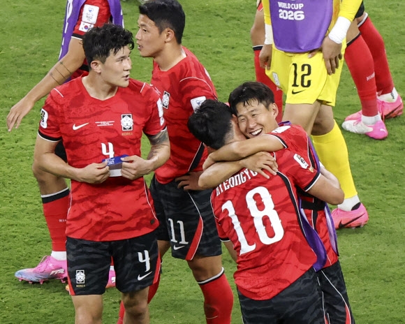 11일(현지시간) 멕시코 사포판 과달라하라 스타디움에서 열린 2026 북중미 월드컵 A조 1차전 한국과 체코의 경기. 2-1로 승리한 한국의 손흥민과 오현규가 승리를 자축하고 있다. 2026.6.12 <br>연합뉴스