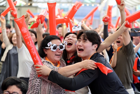 2026 북중미 월드컵 조별리그 A조 한국과 체코의 경기가 열린 12일 대구 북구 칠곡시장에서 대형 스크린 중계를 보며 응원전을 펼치던 시민들이 오현규의 역전골에 환호하고 있다. 2026.6.12<br>연합뉴스