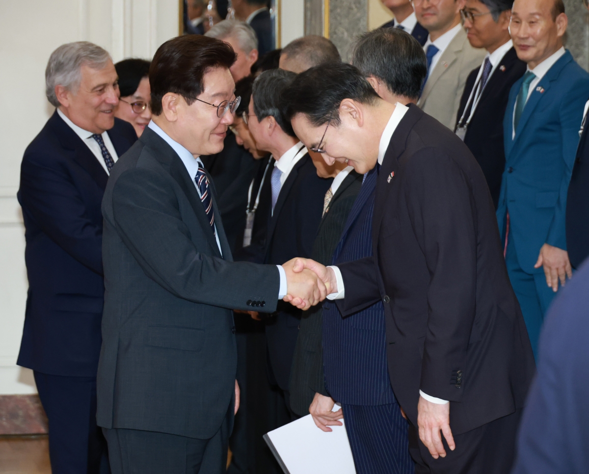 인사 나누는 이재명 대통령·이재용 회장