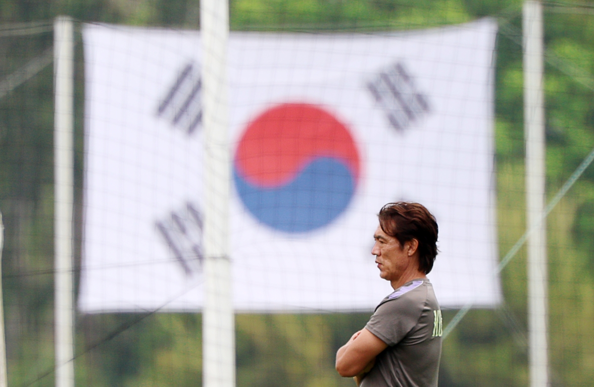 축구 국가대표팀 홍명보 감독이 12일(현지 시간) 멕시코 과달라하라 인근 사포판에 위치한 베이스캠프 훈련장 치바스 바예 베르데에서 훈련을 지켜보고 있다. 대표팀은 전날 체코와의 월드컵 조별리그 1차전에서 오현규와 황인범의 골로 2-1 승리를 거뒀다. 사포판 뉴시스