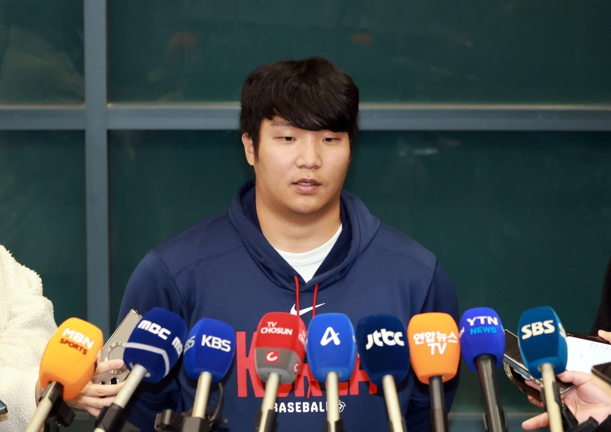 문보경이 16일 인천국제공항에서 2026 월드베이스볼클래식(WBC) 야구대표팀 대표로 취재진의 질문에 답하고 있다. 2026.3.16 뉴스1