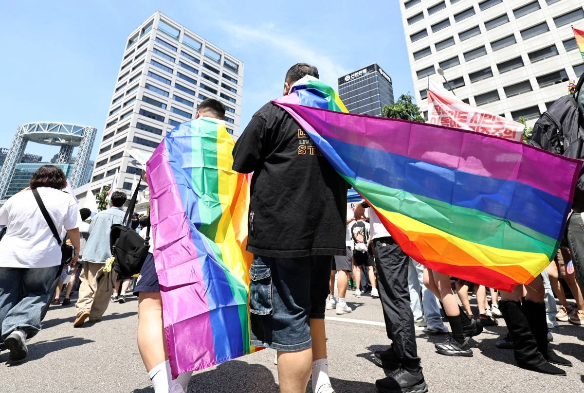 13일 오후 제27회 서울 퀴어 퍼레이드가 열린 서울 중구 남대문로 인근에서 집회 참가자들이 이동하고 있다. 2026.6.13. 뉴스1