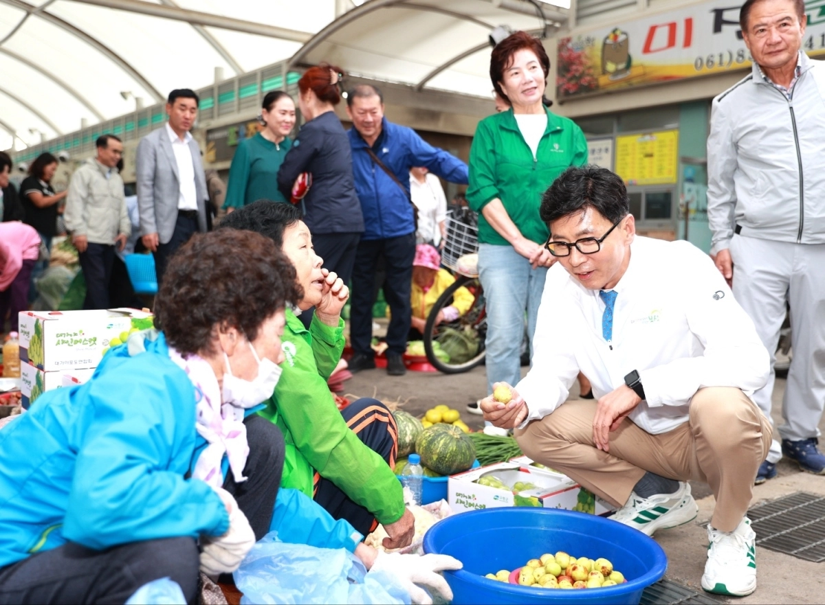 김철우 보성군수가 녹차골향토시장에서 보성사랑상품권을 이용하고 있다.