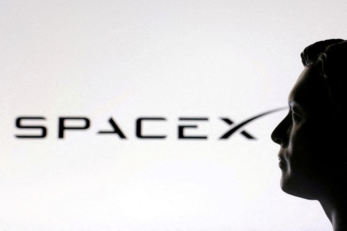 엘론 머스크의 3D 프린팅 미니어처 모델과 SpaceX 로고. 로이터 연합뉴스