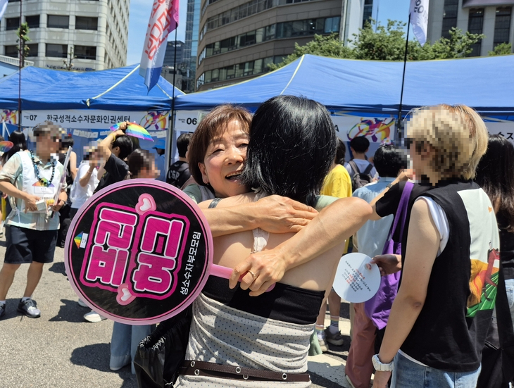 레즈비언 딸을 둔 이영란씨가 지난 13일 서울 을지로·종로 일대에서 열린 서울퀴어퍼레이드 중 한 성소수자를 위로하고 있다. 이씨는 “외롭게 서 있는 수많은 아들, 딸들을 위로하고 싶다”며 지난해부터 퀴어퍼레이드에서 프리허그 이벤트를 진행하고 있다. 반영윤 기자