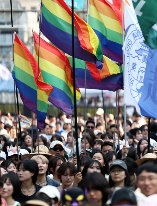 13일 오후 서울 중구 을지로 인근에서 열린 제27회 서울 퀴어 퍼레이드 참가자들이 종로 방향으로 행진하고 있다. 뉴스1