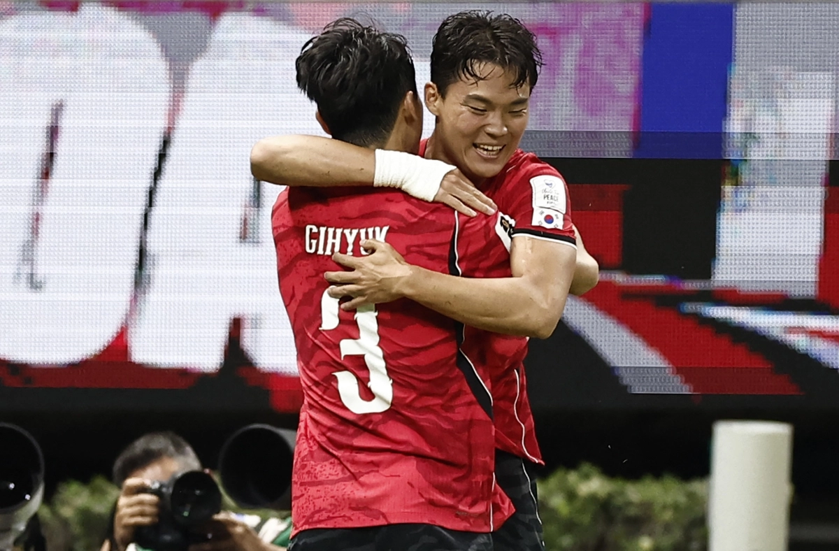12일(한국시간) 멕시코 사포판 과달라하라 스타디움에서 열린 2026 북중미 월드컵 A조 1차전 한국과 체코의 경기에서 오현규가 후반 팀의 두 번째 골을 넣은 뒤 이기혁을 안고 기뻐하고 있다. 사포판 AFP 연합뉴스