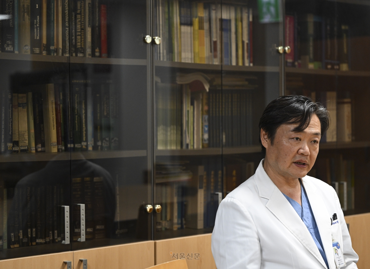 백종우 국민생명안전위원회 부위원장이 14일 서울 동대문구 경희의료원에서 서울신문과 인터뷰하고 있다. 백 부위원장은 “국민생명안전의 출발점은 누군가의 죽음을 개인의 불행으로 치부하지 않는 것, 사람 곁에 다시 사람을 세우는 것, 같은 죽음이 반복되지 않도록 사회가 끝까지 책임지는 것”이라고 말했다. 이지훈 기자