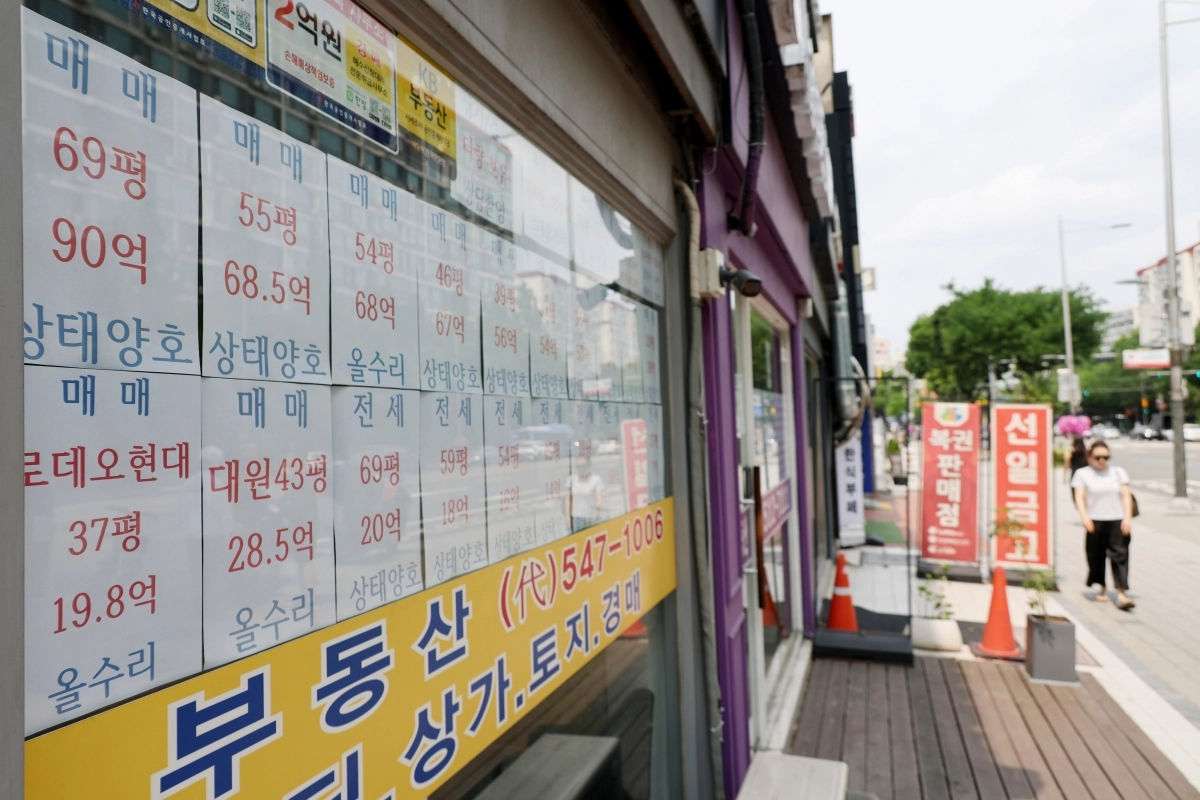 올해 들어 주식·채권을 팔아 마련한 3조 7255억원이 주택시장으로 유입된 것으로 나타났다.  사진은 14일 서울 강남구의 한 부동산중개업소에 붙은 매매 관련 안내문.