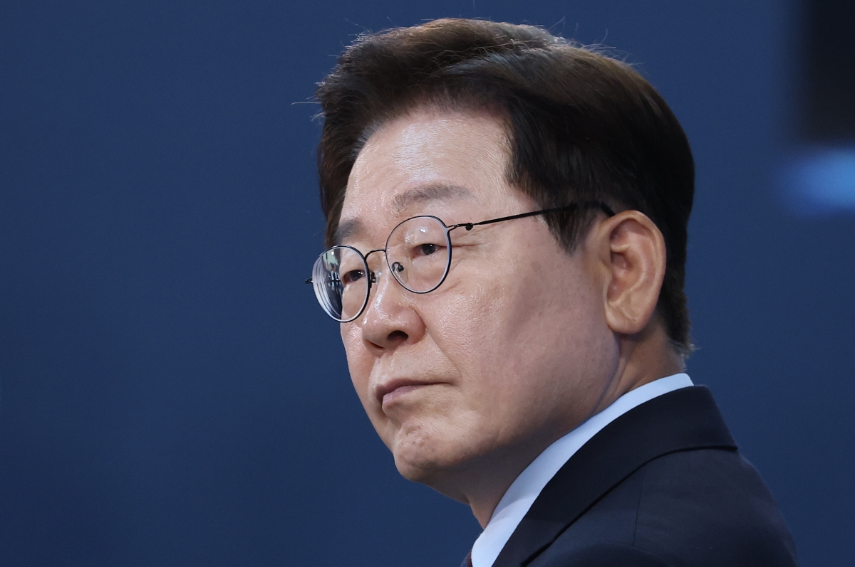이재명 대통령이 26일 경남 창원시 진해구에서 열린 제1회 미래국방전략위원회에서 참석자들의 발언을 듣고 있다. 청와대통신사진기자단. 2026.5.26.