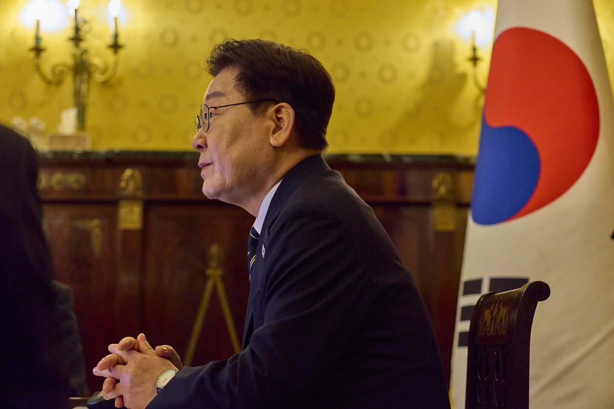 이탈리아를 국빈방문 중인 이재명 대통령이 14일(현지시간) 로마의 한 호텔에서 화상으로 수석보좌관회의를 하고 있다. 2026.6.14. 연합뉴스