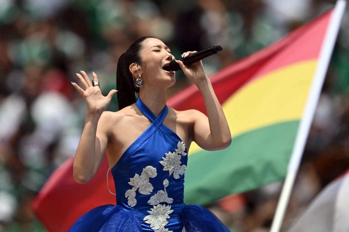 가수 이재가 11일(현지시간) 멕시코 멕시코시티 스타디움에서 열린 2026 국제축구연맹(FIFA) 북중미월드컵 개막식에서 월드컵 주제가 ‘DNA’를 열창하고 있다.  멕시코시티 AFP 연합뉴스