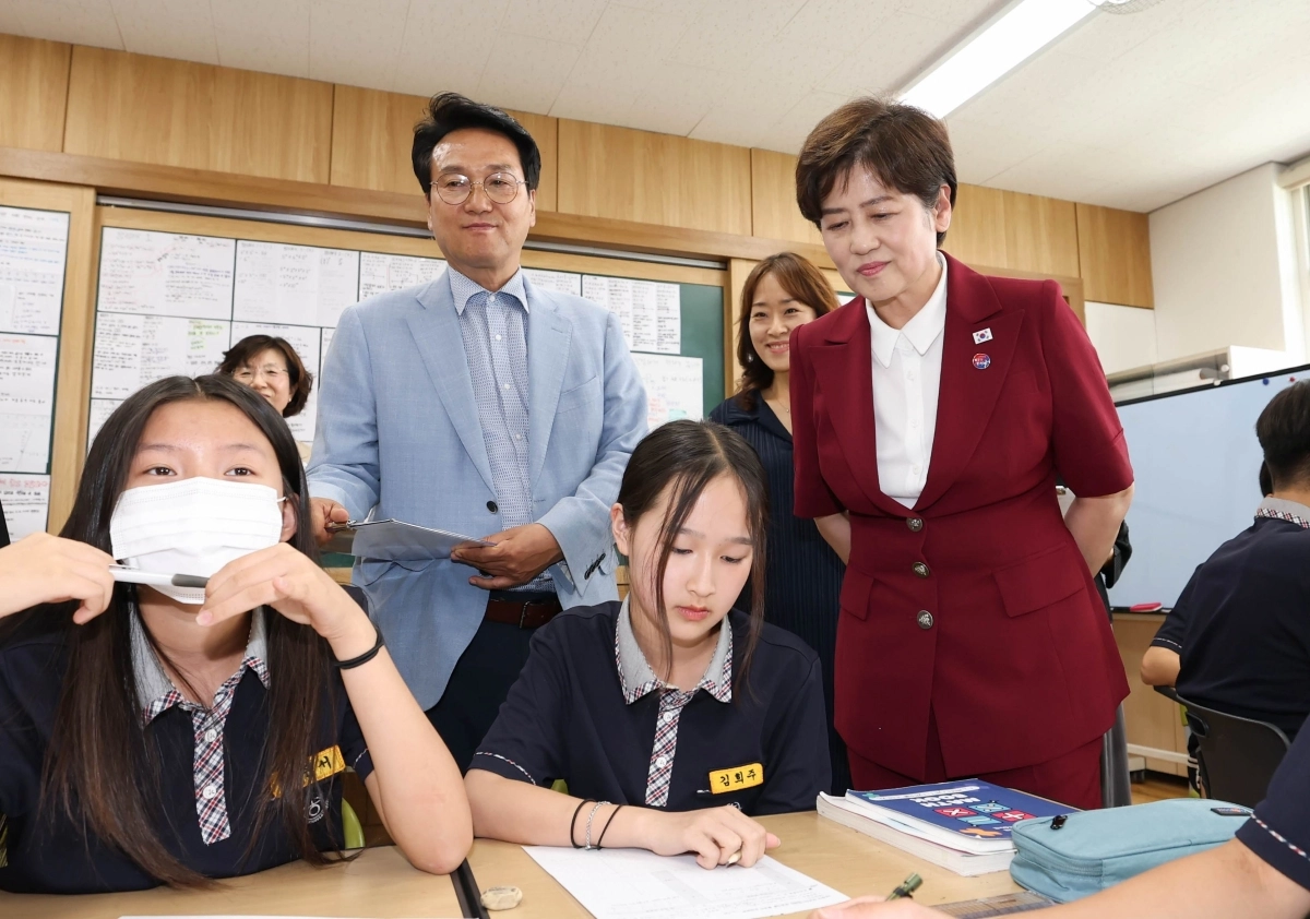 안민석(뒷줄 왼쪽) 경기도교육감 당선인이 지난 9일 강은희(앞줄 오른쪽) 대구시교육감과 함께 대구 북구 복현중학교를 방문해 국제 바칼로레아(IB) 교육 프로그램 운영 현황을 참관하고 있다. 대구시교육청 제공