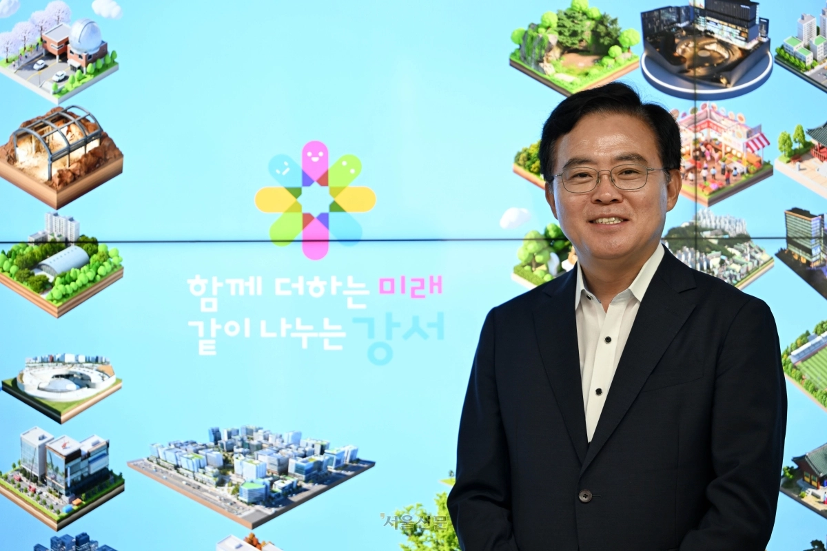 진교훈 서울 강서구청장이 14일 구청 집무실에서 진행한 인터뷰에서 앞으로 4년 구정 로드맵에 대해 설명하고 있다. 그는 “구민 목소리를 행정의 최우선 가치로 삼아 더 큰 강서를 완성하겠다”며 포부를 밝혔다. 홍윤기 기자