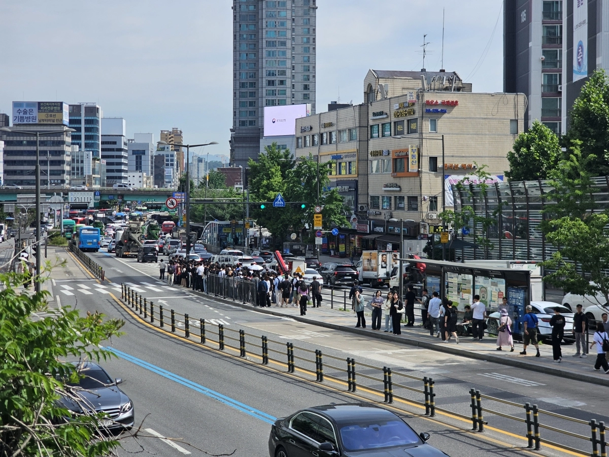 서울 동작구 사당역 중앙버스정류소에 추가 횡단보도가 설치되기 전 사당역 3번 출구쪽 횡단보도에 인원이 밀집해 있다. 서울시 제공