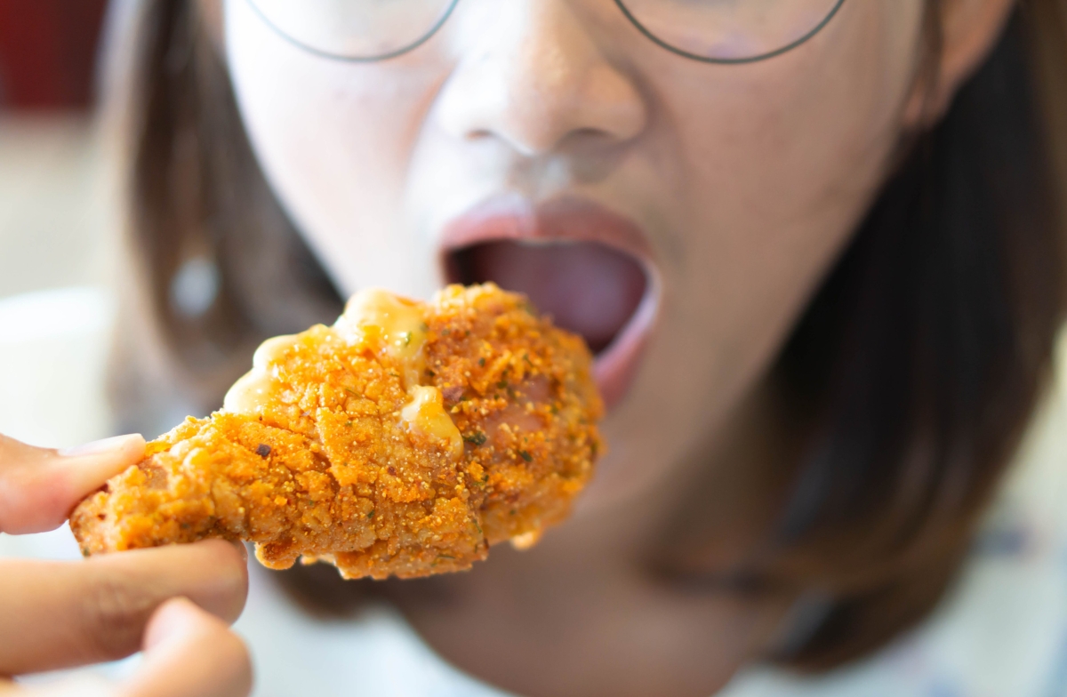 치킨을 먹는 여성. 위 사진은 기사 본문과 직접적인 관련 없음. 123rf