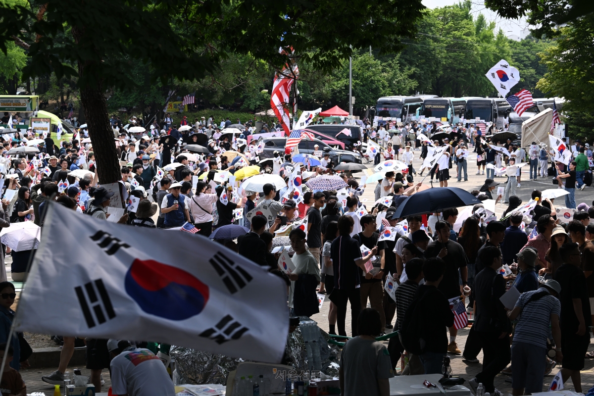 6·3 지방선거 투표용지 부족 사태에 반발한 시민들이 14일 서울 송파구 올림픽공원 핸드볼경기장 개표소 앞에 모여 재선거를 요구하는 구호를 외치고 있다. 2026.6.14. 도준석 전문기자