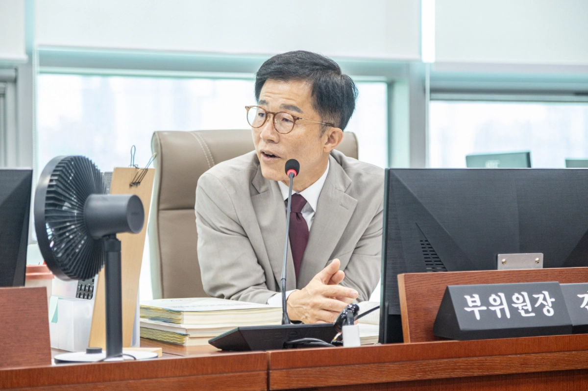 ▲ 김근용 의원이 제391회 정례회 추가경정예산안 심사에서 평택지역의 과밀학급 해소 및 학교 신설 대책을 촉구하며 질의를 이어가고 있다. (사진=경기도의회)